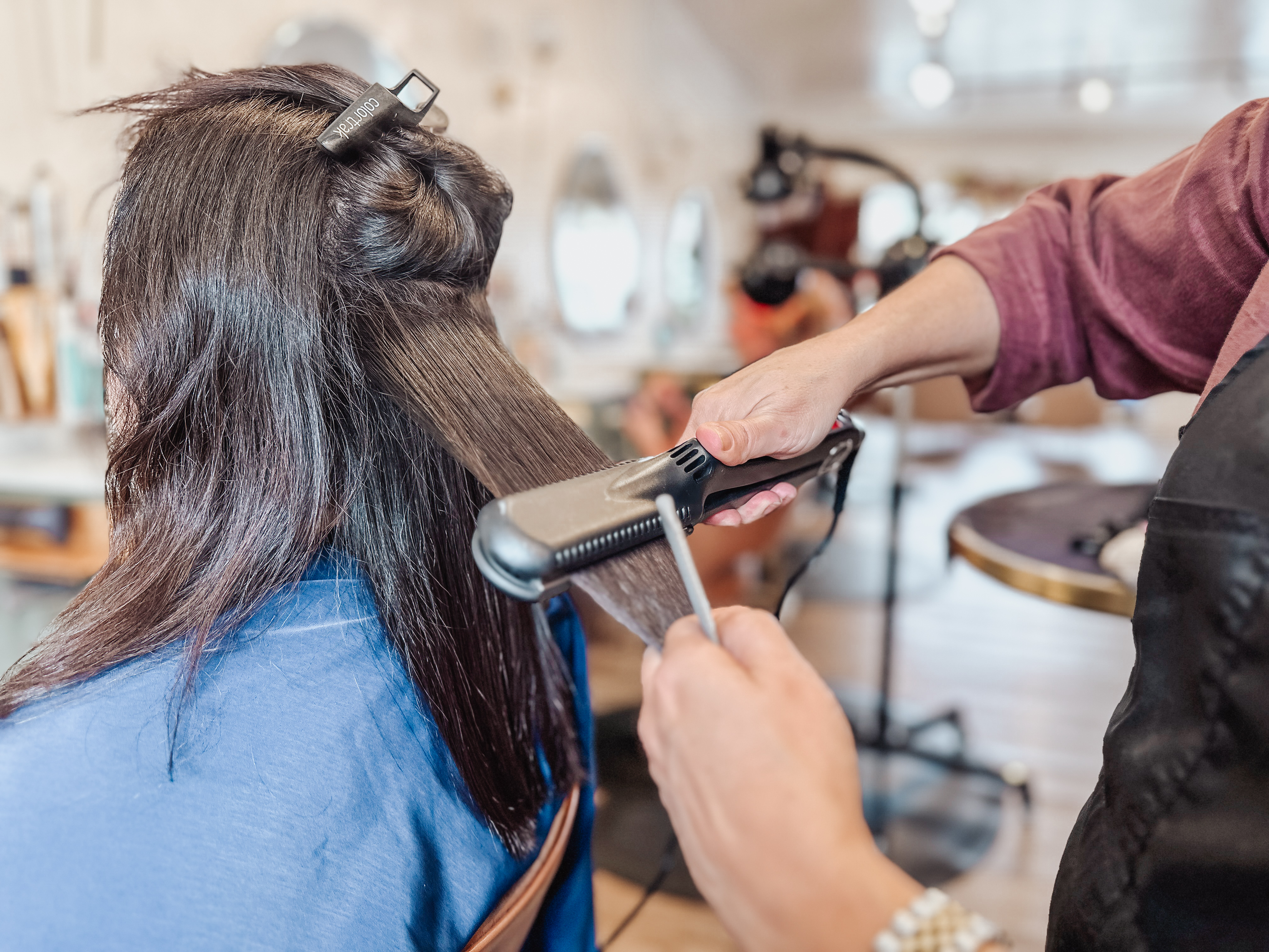 Shakufeh styling a client's curls